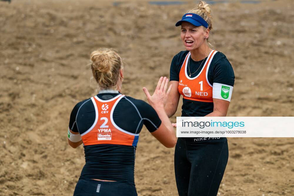SCHEVENINGEN - Marleen Ramond - van Iersel (R) and Pleun Ypma win Norway s first match during the semi-finals of the Continental Cup Final Beach volleyball, Beachvolleyball The tournament is the last opportunity for participants to qualify for the Olympic Games, Olympische Spiele, Olympia, OS ANP RONALD HOOGENDOORN ANPxSportx IVx