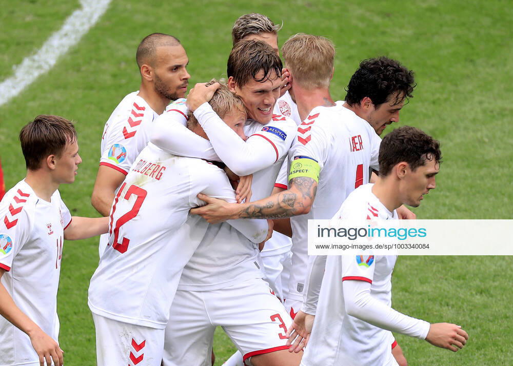 DOLBERG Kasper Team Dänemark jubelt nach seinem Tor zum 1 : 0 Fuehrung mit MAEHLE Joakim und VESTERGAARD Jannik und CHRISTENSEN Andreas in der Johan Cruijff Arena in Amsterdam UEFA Fussball Europameisterschaften 2020 Achtelfinale Wales - Daenemark 0 : 4 am 26.Juni 2021 in Amsterdam DFL REGULATIONS PROHIBIT ANY USE OF PHOTOGRAPHS as IMAGE SEQUENCES and or QUASI-VIDEO