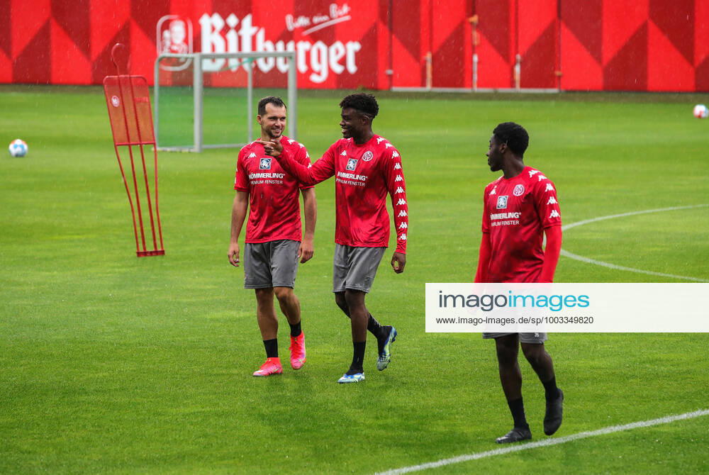 Fussball 1.Bundesliga, FSV Mainz 05 - Trainingsstart 2021 22, v.l. Kevin Stoeger (FSV Mainz 05), Anderson Lucoqui (FSV Mainz 05), Leandro Barreiro Martins (FSV Mainz 05) Mainz