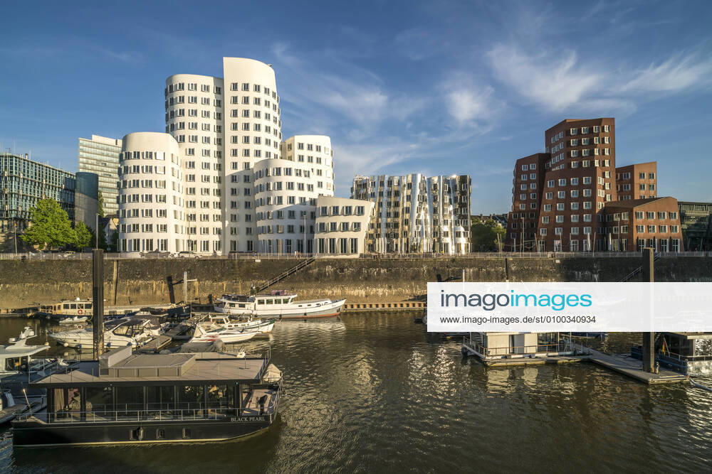 Gehry-Bauten Der Neue Zollhof mit den Gehry-Bauten des Architekten und Designer Frank Gehry im MedienHafen, Landeshauptstadt Duesseldorf, Nordrhein-Westfalen, Deutschland, Europa Neuer Zollhof buildings by architect Frank Gehry at Media Harbour, federal state capital Duesseldorf, North Rhine-Westphalia, Germany, Europe