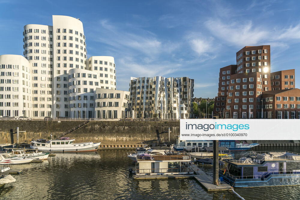 Gehry-Bauten Der Neue Zollhof mit den Gehry-Bauten des Architekten und Designer Frank Gehry im MedienHafen, Landeshauptstadt Duesseldorf, Nordrhein-Westfalen, Deutschland, Europa Neuer Zollhof buildings by architect Frank Gehry at Media Harbour, federal state capital Duesseldorf, North Rhine-Westphalia, Germany, Europe