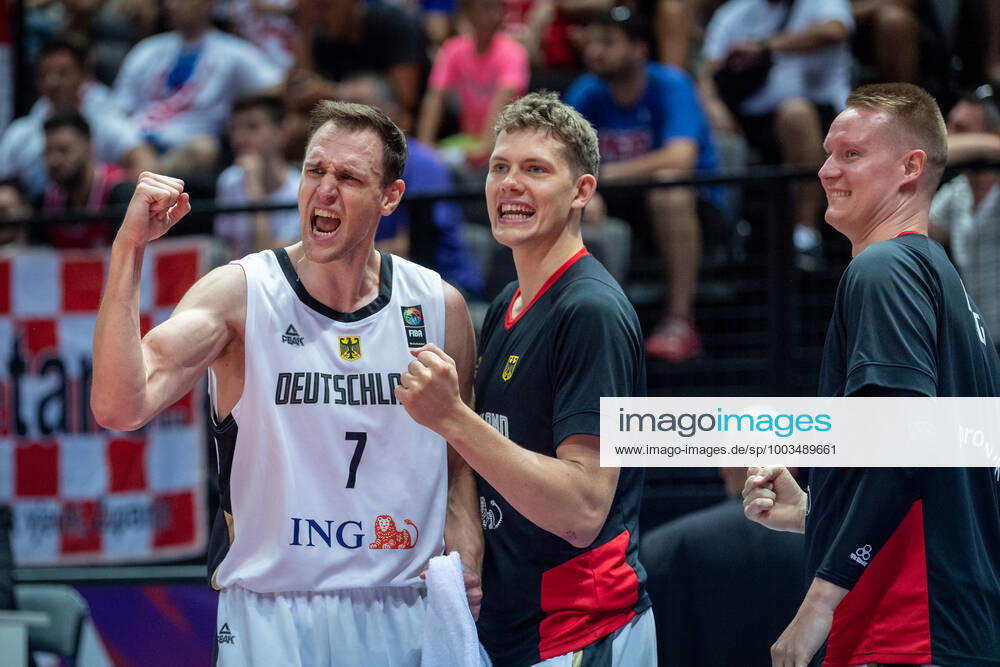 Basketball Split 03.07.2021 Olympia-Qualifikation FIBA Olympic Qualifying Tournament 2020 Halbfinale Deutschland (GER) - Kroatien (CRO) Jubel Johannes Voigtmann (Deutschland, No.07) Moritz Wagner (Deutschland, No.13) Robin Benzing (Deutschland, No.12) vlnr.