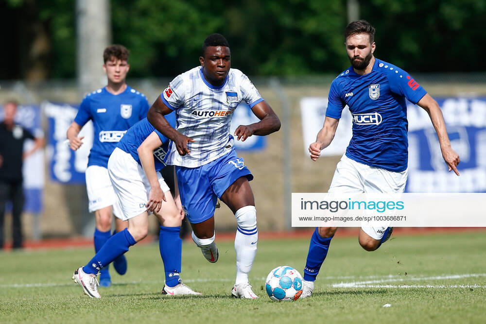 Fussball Testspiel, MSV Neuruppin - Hertha BSC Berlin, v.l. Jhon Cordoba (Hertha, 15) setzt sich durch Zweikampf, Duell, Kampf, tackle Neuruppin
