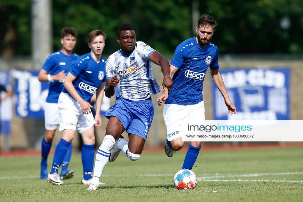 Fussball Testspiel, MSV Neuruppin - Hertha BSC Berlin, v.l. Jhon Cordoba (Hertha, 15), Lukas Kraeft (Neuruppin, 13) Zweikampf, Duell, Kampf, tackle Neuruppin