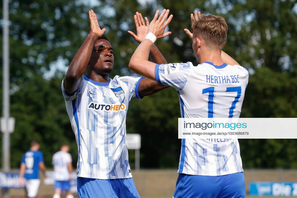 Fussball Testspiel, MSV Neuruppin - Hertha BSC Berlin, v.l. Jhon Cordoba (Hertha, 15), Maximilian Mittelstaedt (Hertha, 17) Jubel, Torjubel, jubelt ueber das Tor, celebrate the goal, celebration Neuruppin