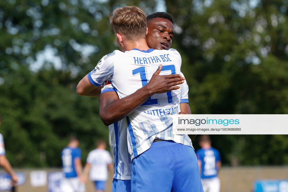 Fussball Testspiel, MSV Neuruppin - Hertha BSC Berlin, v.l. Maximilian Mittelstaedt (Hertha, 17), Jhon Cordoba (Hertha, 15) Jubel, Torjubel, jubelt ueber das Tor, celebrate the goal, celebration Neuruppin