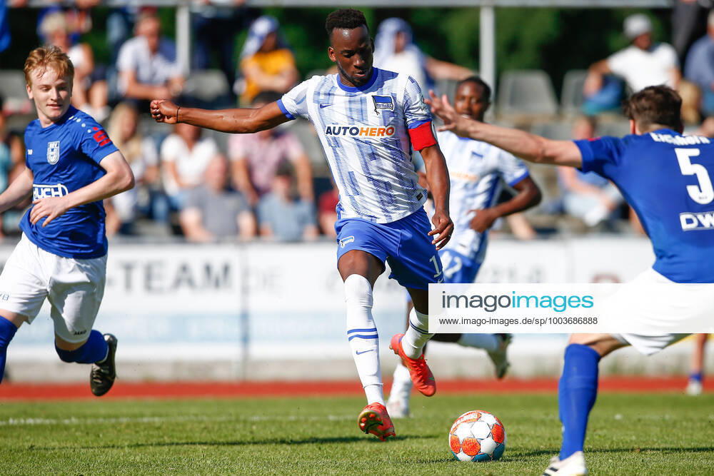 Fussball Testspiel, MSV Neuruppin - Hertha BSC Berlin, v.l. Dodi Lukebakio (Hertha, 11) schiesst Tor, Torschuetze, erzielt Tor, Treffer, scores the goal Neuruppin