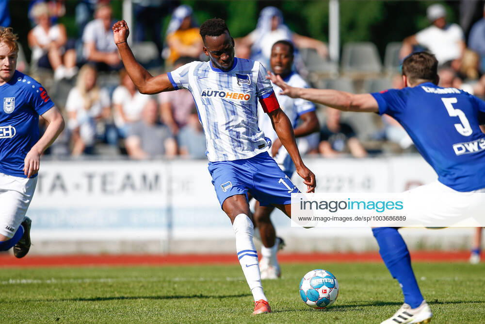 Fussball Testspiel, MSV Neuruppin - Hertha BSC Berlin, v.l. Dodi Lukebakio (Hertha, 11) schiesst Tor, Torschuetze, erzielt Tor, Treffer, scores the goal Neuruppin