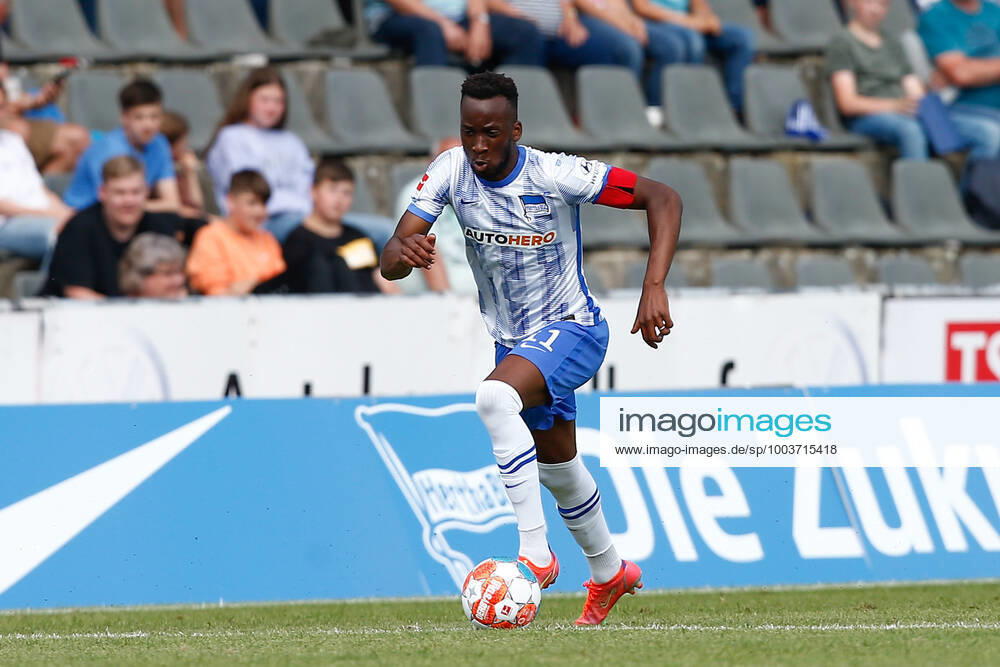 Fussball Testspiel, MSV Neuruppin - Hertha BSC Berlin, v.l. Dodi Lukebakio (Hertha, 11) Freisteller, Einzelbild, Ganzkoerper, single frame Neuruppin