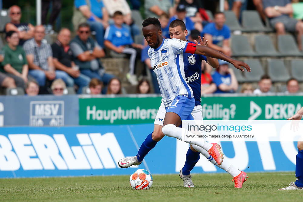 Fussball Testspiel, MSV Neuruppin - Hertha BSC Berlin, v.l. Dodi Lukebakio (Hertha, 11) Zweikampf, Duell, Kampf, tackle Neuruppin