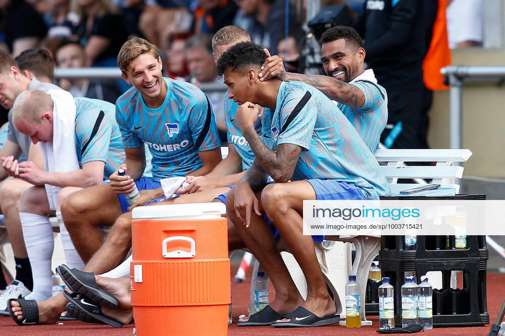 Fussball Testspiel, MSV Neuruppin - Hertha BSC Berlin, v.l. Niklas Stark (Hertha, 5), Marton Dardai (Hertha, 31), Kevin Prince Boateng (Hertha, 27) und Davie Selke (Hertha, 7) scherzen auf der Bank Neuruppin