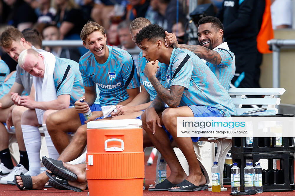 Fussball Testspiel, MSV Neuruppin - Hertha BSC Berlin, v.l. Niklas Stark (Hertha, 5), Marton Dardai (Hertha, 31), Kevin Prince Boateng (Hertha, 27) und Davie Selke (Hertha, 7) scherzen auf der Bank Neuruppin
