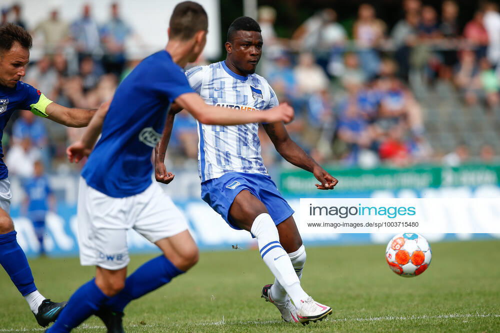 Fussball Testspiel, MSV Neuruppin - Hertha BSC Berlin, v.l. Jhon Cordoba (Hertha, 15) Neuruppin