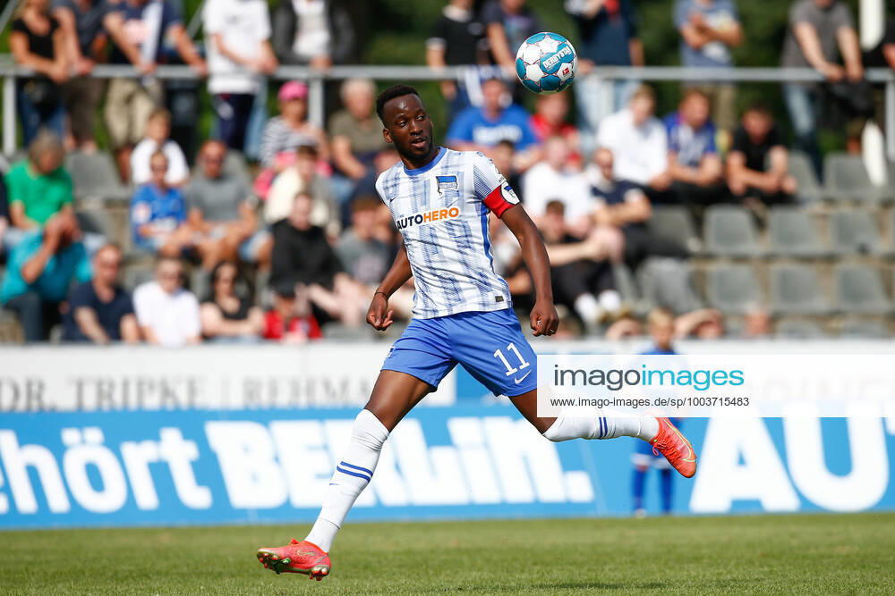Fussball Testspiel, MSV Neuruppin - Hertha BSC Berlin, v.l. Dodi Lukebakio (Hertha, 11) Freisteller, Einzelbild, Ganzkoerper, single frame Neuruppin