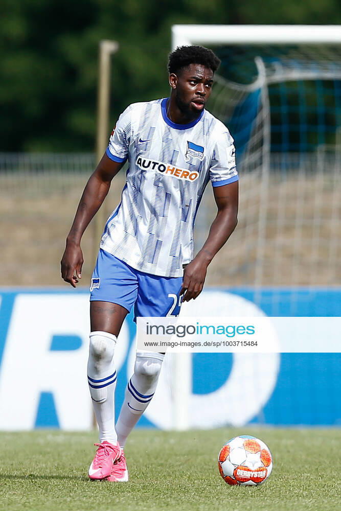 Fussball Testspiel, MSV Neuruppin - Hertha BSC Berlin, v.l. Jordan Torunarigha (Hertha, 25) Freisteller, Einzelbild, Ganzkoerper, single frame Neuruppin