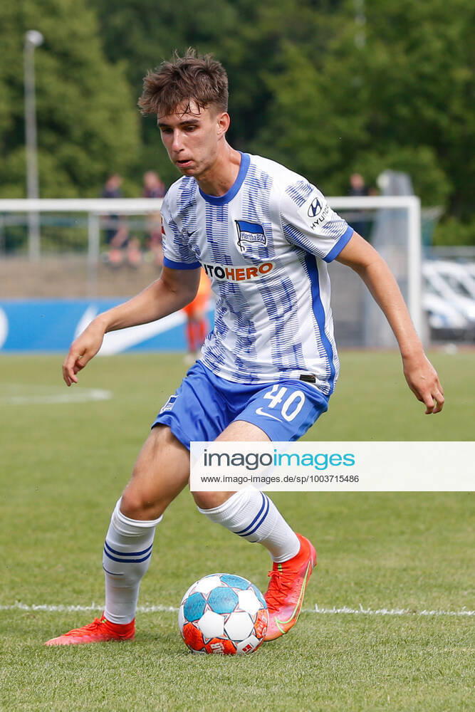 Fussball Testspiel, MSV Neuruppin - Hertha BSC Berlin, v.l. Jonas Michelbrink (Hertha, 40) Freisteller, Einzelbild, Ganzkoerper, single frame Neuruppin