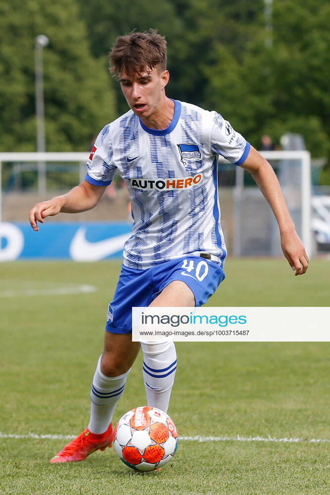 Fussball Testspiel, MSV Neuruppin - Hertha BSC Berlin, v.l. Jonas Michelbrink (Hertha, 40) Freisteller, Einzelbild, Ganzkoerper, single frame Neuruppin