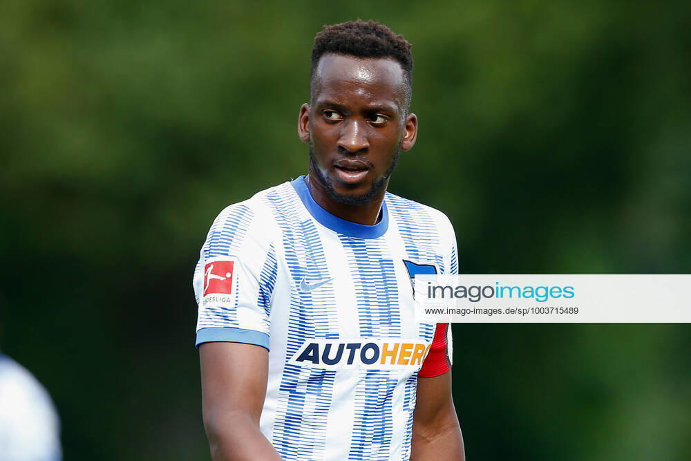 Fussball Testspiel, MSV Neuruppin - Hertha BSC Berlin, v.l. Dodi Lukebakio (Hertha, 11) mit Kapitaensbinde, Kapitaen, Oberkoerper, Portrait, Portraet, Einzelbild Neuruppin