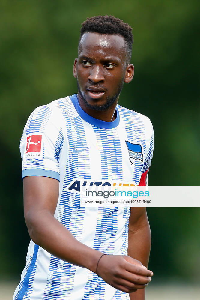 Fussball Testspiel, MSV Neuruppin - Hertha BSC Berlin, v.l. Dodi Lukebakio (Hertha, 11) mit Kapitaensbinde, Kapitaen, Oberkoerper, Portrait, Portraet, Einzelbild Neuruppin