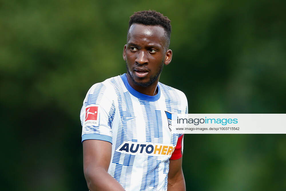 Fussball Testspiel, MSV Neuruppin - Hertha BSC Berlin, v.l. Dodi Lukebakio (Hertha, 11) mit Kapitaensbinde, Kapitaen, Oberkoerper, Portrait, Portraet, Einzelbild Neuruppin