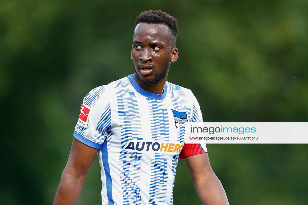 Fussball Testspiel, MSV Neuruppin - Hertha BSC Berlin, v.l. Dodi Lukebakio (Hertha, 11) mit Kapitaensbinde, Kapitaen, Oberkoerper, Portrait, Portraet, Einzelbild Neuruppin