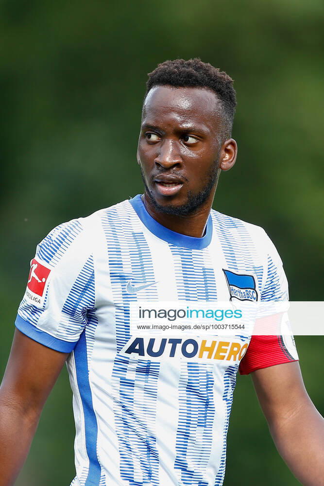 Fussball Testspiel, MSV Neuruppin - Hertha BSC Berlin, v.l. Dodi Lukebakio (Hertha, 11) mit Kapitaensbinde, Kapitaen, Oberkoerper, Portrait, Portraet, Einzelbild Neuruppin