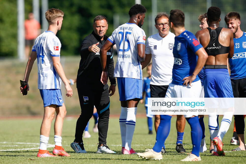 Fussball Testspiel, MSV Neuruppin - Hertha BSC Berlin, v.l. Anton Kade (Hertha, 43), Pal Dardai (Hertha, Trainer), Jordan Torunarigha (Hertha, 25) Neuruppin