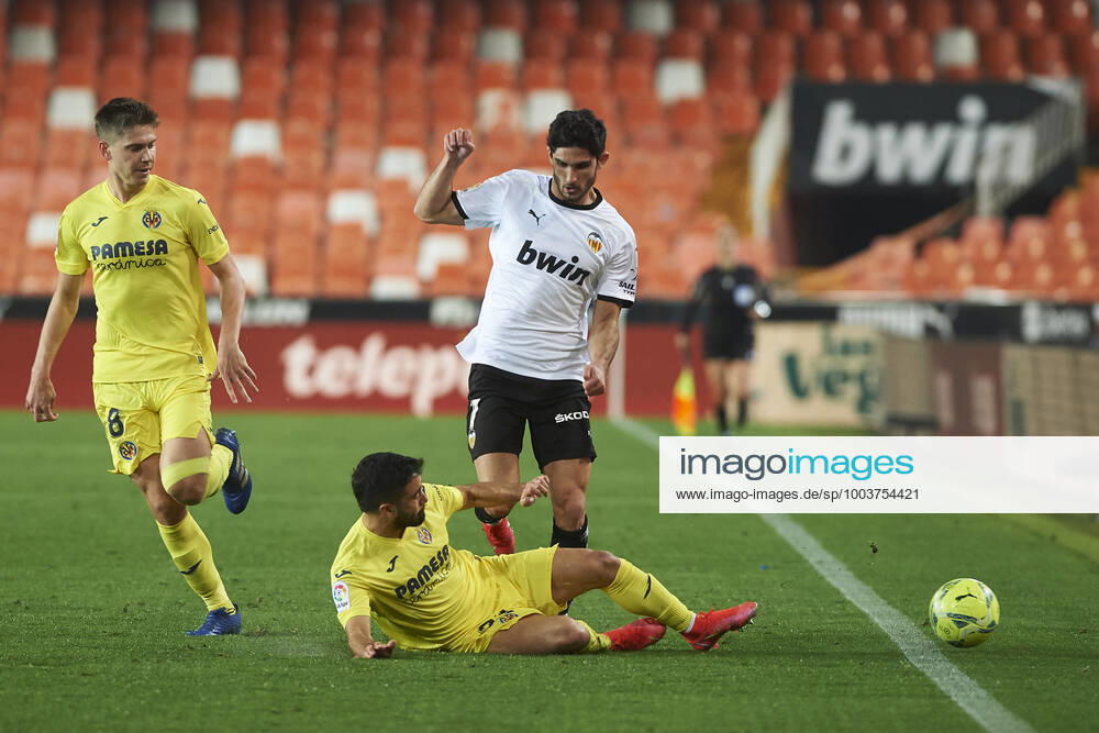 Valencia, Spanien, Mestalla, FC Valencia vs. VC Villarreal - La Liga, Gonzalo Guedes (FC Valencia) and Jaume Costa (FC Villarreal) and Juan Foyth (FC Villarreal) im Zweikampf (Foto EU-Images) Valencia Mestalla Spanien