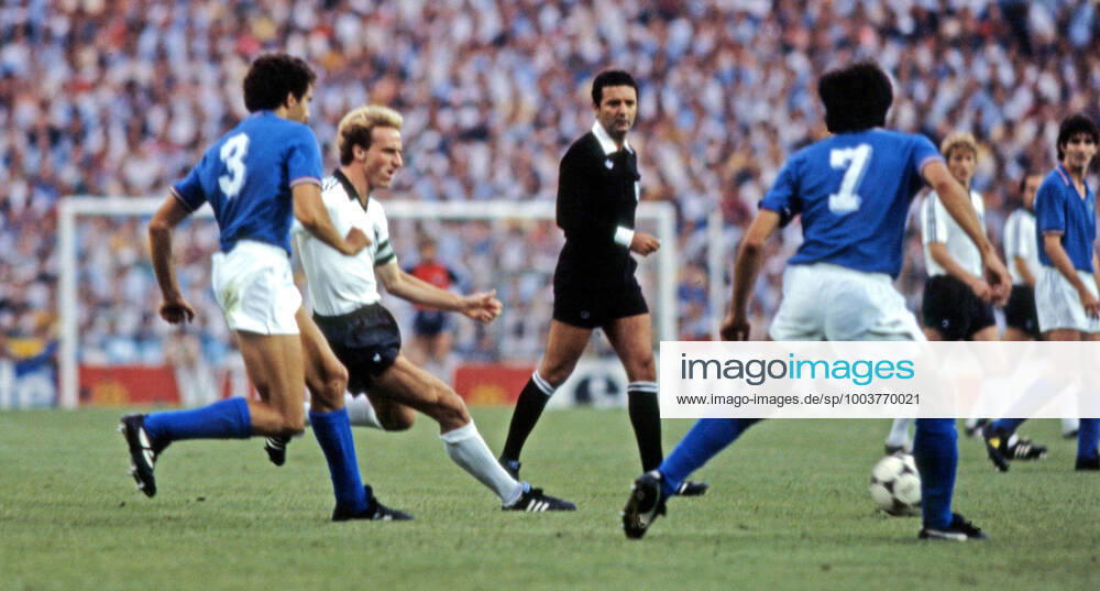 Italien - Deutschland Spanien, Madrid, 11.07.1982, Fussball, FIFA WM 1982 in Spanien, Finale, Italien - BRD Deutschland (DFB) (3:1): v.l. Giuseppe Bergomi (Italien), Karl-Heinz Rummenigge (Deutschland), Arnaldo Coelho (Schiedsrichter), Gaetano Scirea (Italien).