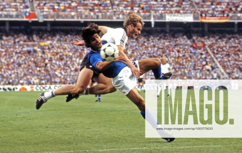 Italien - Deutschland Spanien, Madrid, 11.07.1982, Fussball, FIFA WM 1982 in Spanien, Finale, Italien - BRD Deutschland (DFB) (3:1): v.l. Paolo Rossi (Italien), Hans-Peter Briegel (Deutschland).
