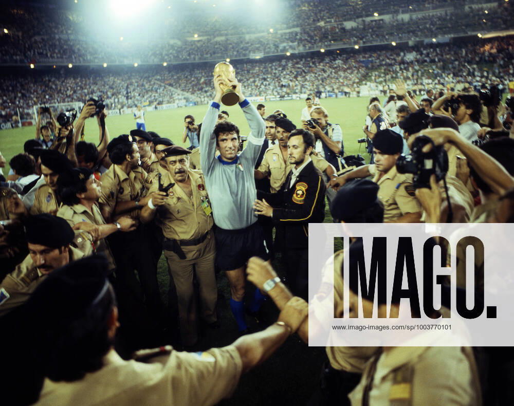 Italien - Deutschland Spanien, Madrid, 11.07.1982, Fussball, FIFA WM 1982 in Spanien, Finale, Italien - BRD Deutschland (DFB) (3:1): Dino Zoff (Italien) mit dem WM Pokal.
