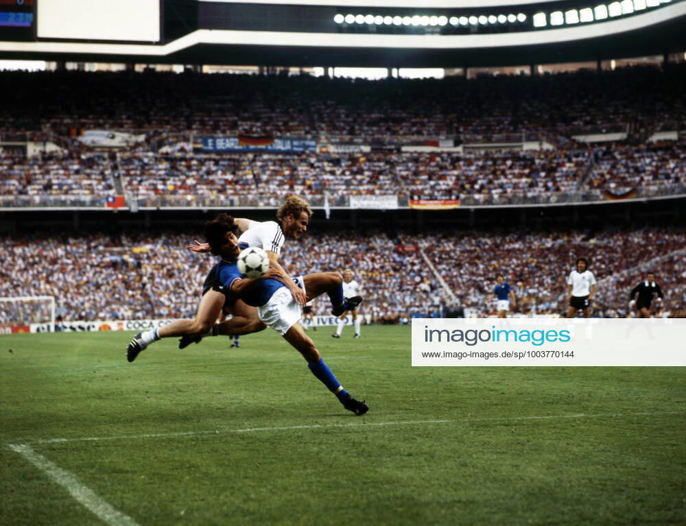 Italien - Deutschland Spanien, Madrid, 11.07.1982, Fussball, FIFA WM 1982 in Spanien, Finale, Italien - BRD Deutschland (DFB) (3:1): v.l. Paolo Rossi (Italien), Hans-Peter Briegel (Deutschland).