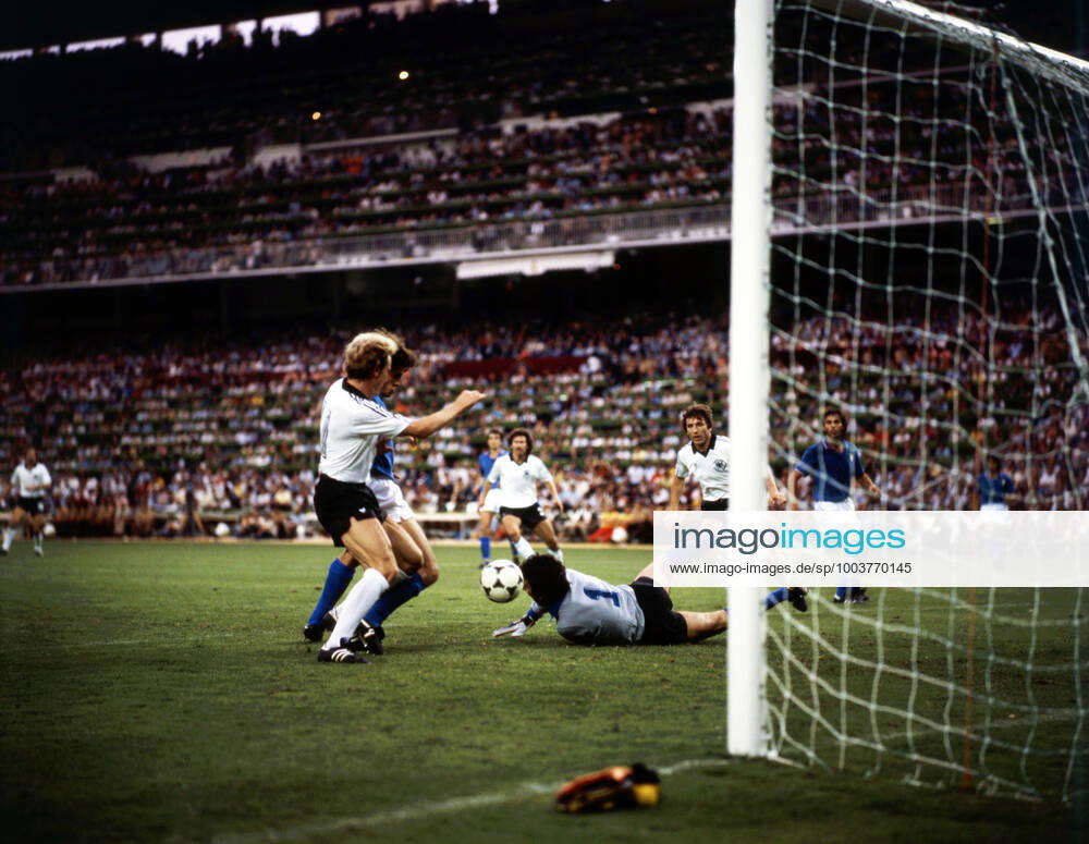 Italien - Deutschland Spanien, Madrid, 11.07.1982, Fussball, FIFA WM 1982 in Spanien, Finale, Italien - BRD Deutschland (DFB) (3:1): v.l. Karl-Heinz Rummenigge (Deutschland), Dino Zoff (Italien).