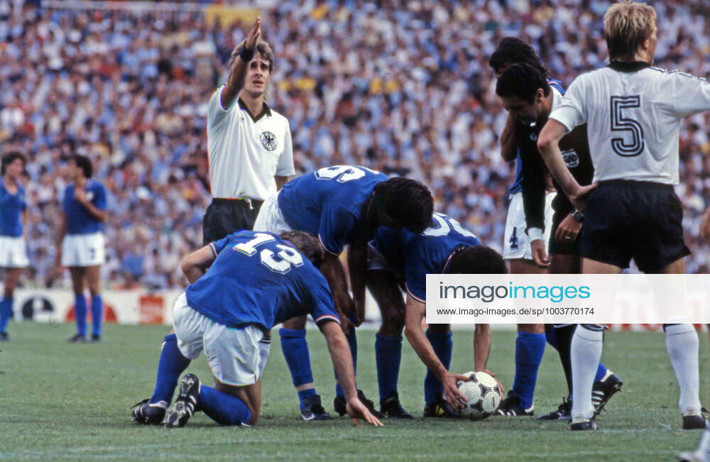 Italien - Deutschland Spanien, Madrid, 11.07.1982, Fussball, FIFA WM 1982 in Spanien, Finale, Italien - BRD Deutschland (DFB) (3:1): v.l. Pierre Littbarski (Deutschland), Gabriele Oriali, Bruno Conti, Paolo Rossi (alle Italien), Arnaldo Coelho (Schiedsrichter).