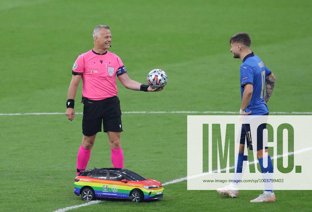 London, England, 11th July 2021. Referee Bjorn Kuipers receives the ball from a remote controlled car during the UEFA EURO, EM, Europameisterschaft,Fussball 2020 final at Wembley Stadium, London. Picture credit should read: David Klein Sportimage . SPI-1094-0047
