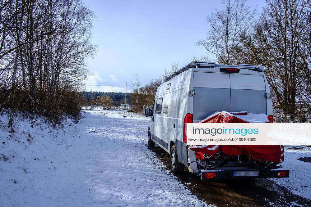 Ein Camperbus steht auf einem Parkplatz im Neuschnee, Donaueschingen, Baden Württemberg, Deutschland. Wohnmobil im Winter