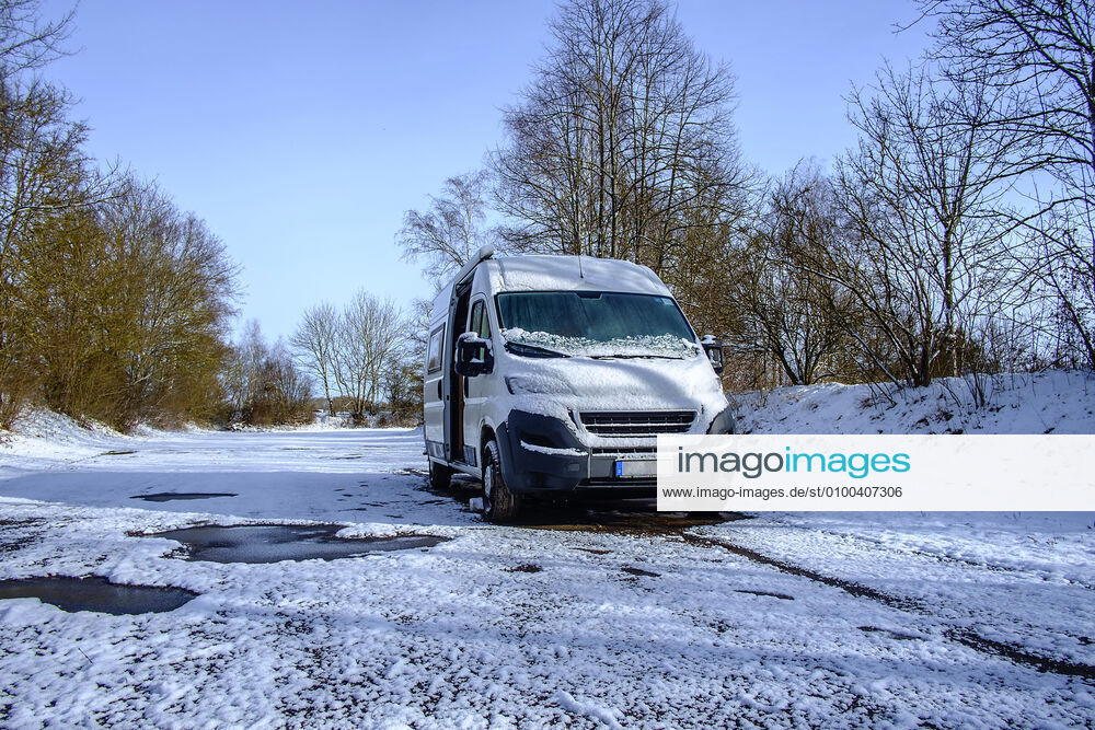 Ein Camperbus steht auf einem Parkplatz im Neuschnee, Donaueschingen, Baden Württemberg, Deutschland. Wohnmobil im Winter
