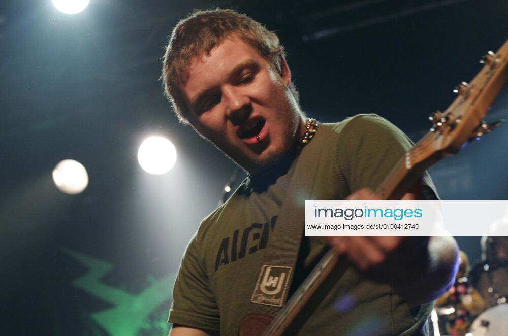 48 Konzert: Killerpilze, Bassist Schlagi, im Berliner Postbahnhof, Rock, Pop, Musik, Berlin Deutschland, Germany