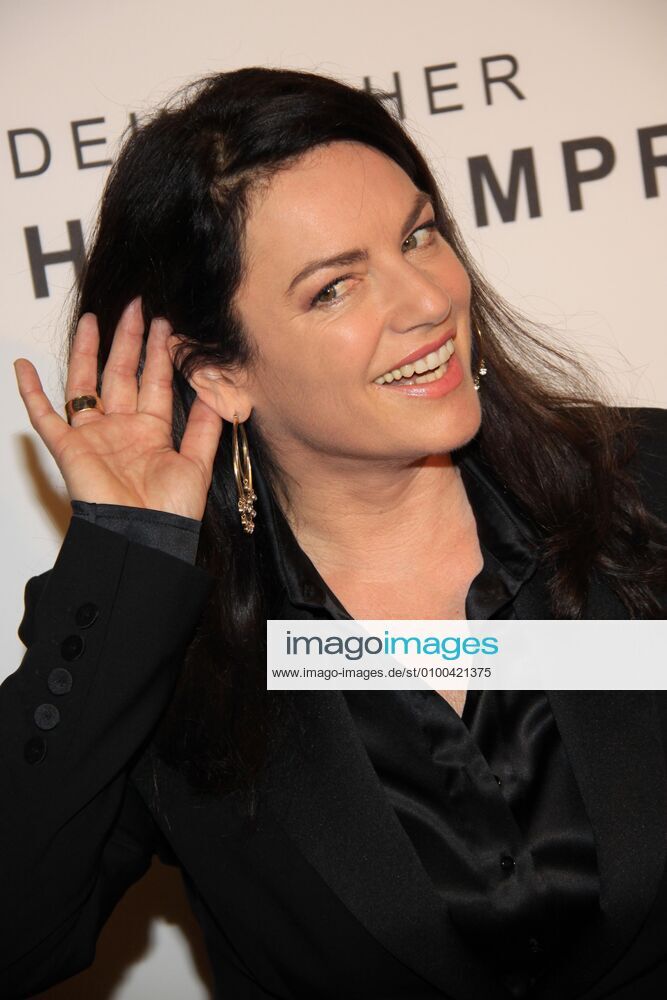 Verleihung des 8. Deutschen Hörfilmpreises in Berlin am 23.03.2010 15 Christine Neubauer bei der Verleihung des 8. Deutschen Hoerfilmpreises in Berlin am 23.03.2010, Halbfigur, Hand am Ohr, roter Teppich, Berlin Deutschland, Germany