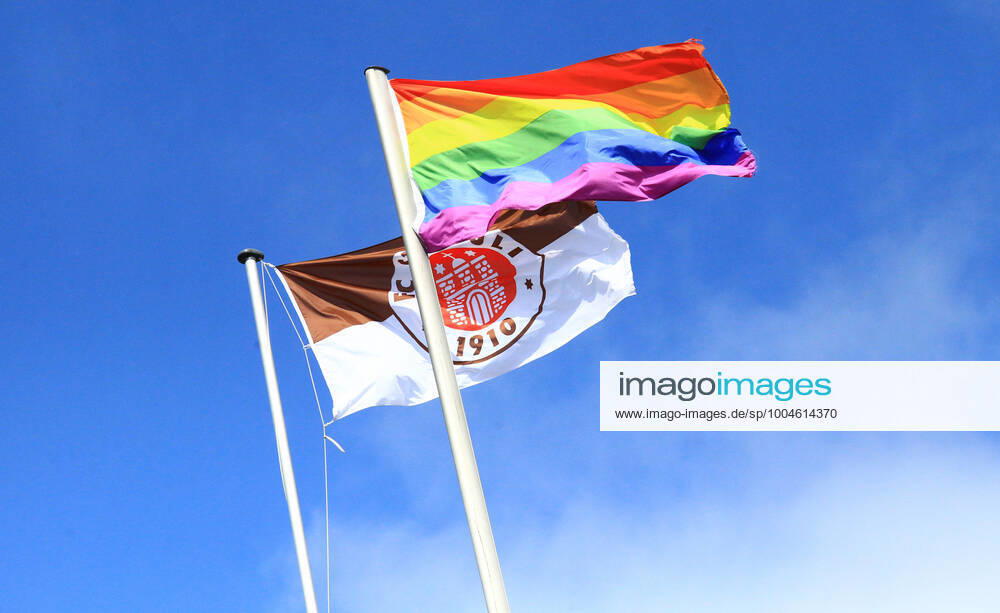 Auf dem Dach des Stadions des Fußball-Zweitligisten FC St. Pauli wehen eine Flagge des FC St. Pauli sowie eine Regenbogen-Flagge. St. Pauli Hamburg