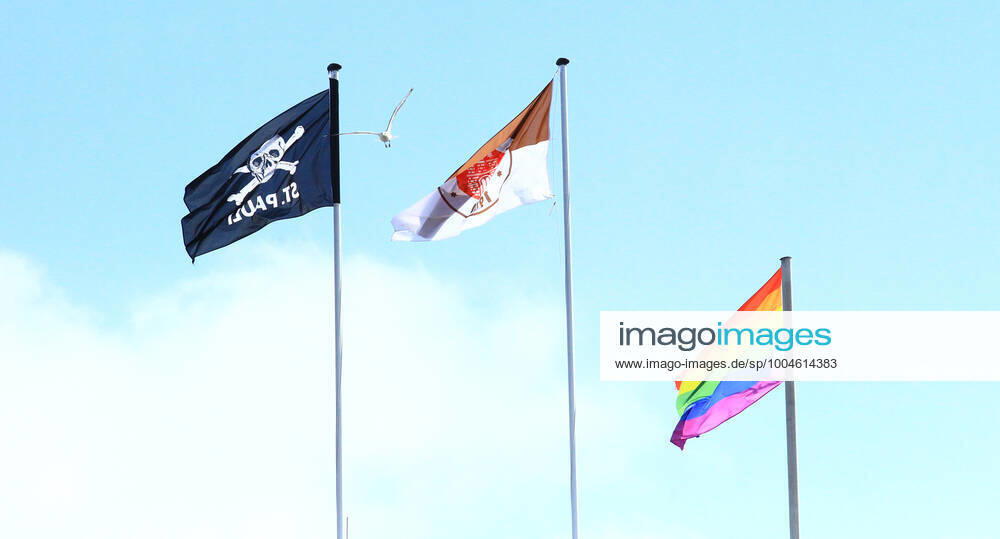Auf dem Dach des Stadions des Fußball-Zweitligisten FC St. Pauli wehen eine Flagge des FC St. Pauli, eine Totenkopf-Flagge sowie eine Regenbogen-Flagge. St. Pauli Hamburg