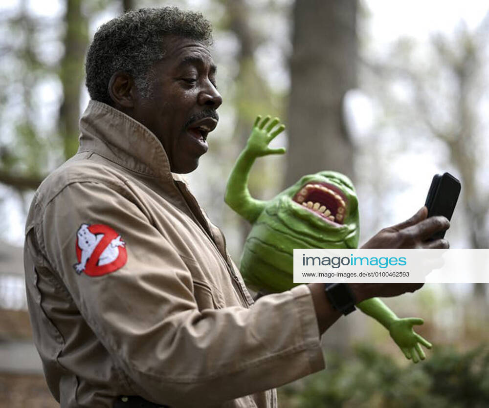 Bilder des Jahres 2020, Entertainment 05 Mai May 13, 2020, USA: Ghostbusters co-star Ernie Hudson †and Slimer †record an uplifting video message for a fan through the Cameo app. USA - ZUMAm67_ 20200513_zaf_m67_001