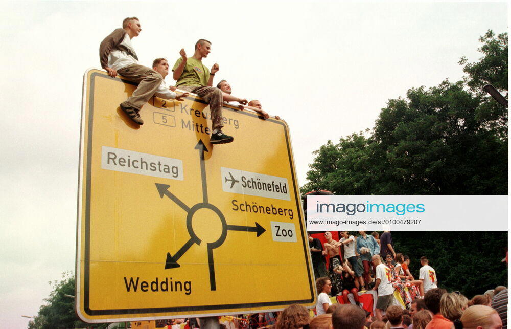 67 Techno 96: Love Parade Berlin, Straße des 17. Juni unter dem Motto we are one family , ca. 600 000 Besucher, Party, Tanz, Techno, Rave, Raver, Loveparade, Publikum,