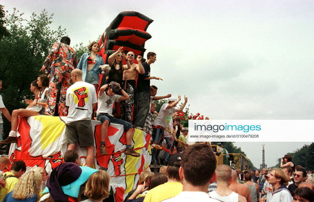 67 Techno 96: Love Parade Berlin, Straße des 17. Juni unter dem Motto we are one family , ca. 600 000 Besucher, Party, Tanz, Techno, Rave, Raver, Loveparade, Publikum,