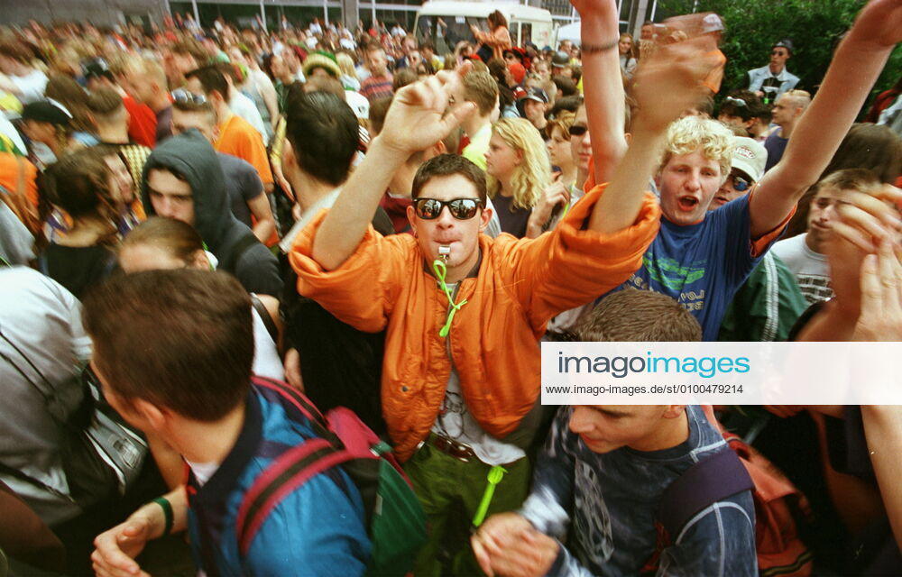 67 Techno 96: Love Parade Berlin, Straße des 17. Juni unter dem Motto we are one family , ca. 600 000 Besucher, Party, Tanz, Techno, Rave, Raver, Loveparade, Publikum,