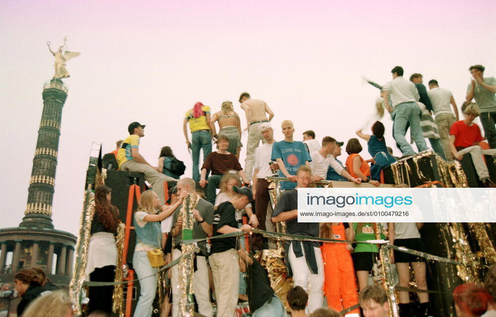 67 Techno 96: Love Parade Berlin, Straße des 17. Juni unter dem Motto we are one family , ca. 600 000 Besucher, Party, Tanz, Techno, Rave, Raver, Loveparade, Publikum,