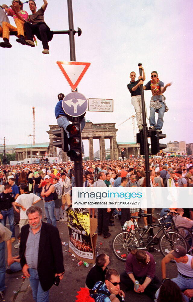 67 Techno 96: Love Parade Berlin, Straße des 17. Juni unter dem Motto we are one family , ca. 600 000 Besucher, Party, Tanz, Techno, Rave, Raver, Loveparade, Publikum,