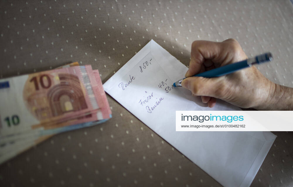 IMAGO Creative: Gesellschaft, Armut Aufstellung ueber Ausgaben einer Rentnerin. Radevormwald Deutschland