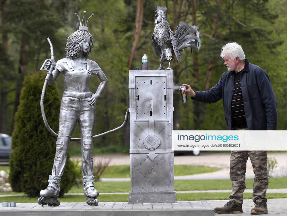 Weißrussland, Metall-Bildhauer Vladimir Kanonik in Misnk MINSK, BELARUS - MAY 14, 2020: Sculptor Vladimir Kanonik restoring one of his works. Vladimir Kanonik creates art installations from scrap metal. Natalia Fedosenko TASS TS0D9340