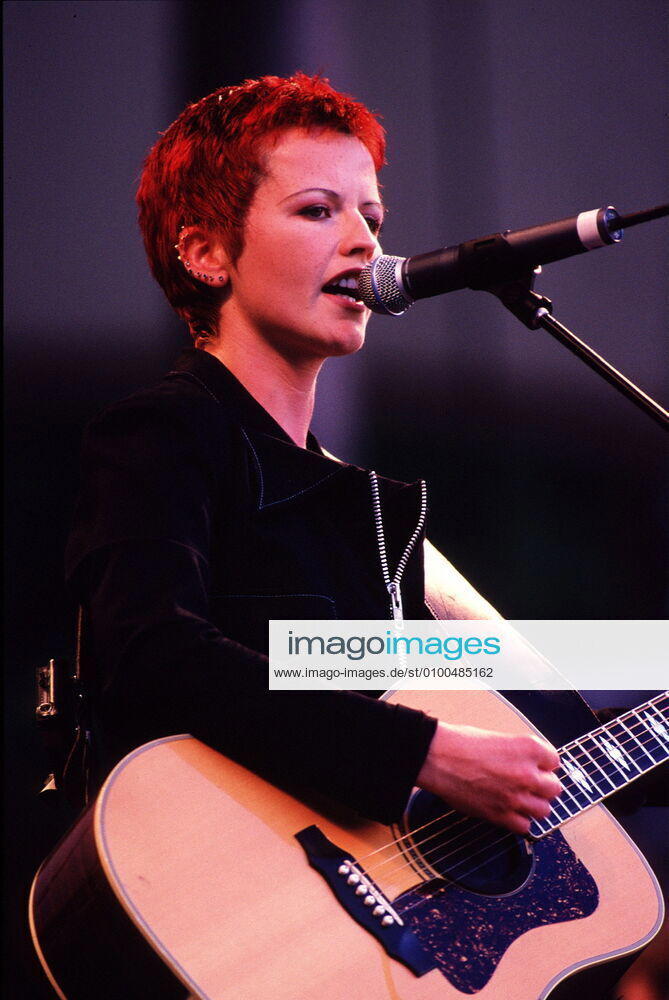 1 Konzert 95: Cranberries Sängerin Sängerin Dolores O Riordan am 28.06.1995 in der Berliner Waldbühne, O Riordan, O Riordan, (voc), rote Haare, Pop, Singer, Songwriter, Musik,